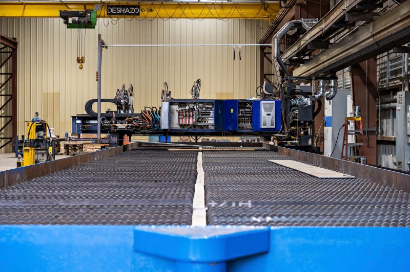 Heavy plate bed with Deshazo crane